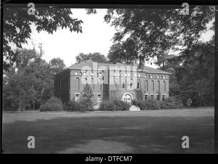 Das Herron Gymnasium, das sich an der Miami University befindet, ist ein historisches Gebäude, das eine wesentliche Rolle bei Aktivitäten auf dem Campus spielte. Dieses Bild unterstreicht den architektonischen Stil und die dauerhafte Bedeutung des Gymnasiums in der Universitätsgeschichte. Stockfoto