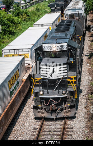 Norfolk Southern EMD SD40-2 Lok Nr. 3286 schleppen eine gemischte Fracht, Abingdon, Virginia Stockfoto