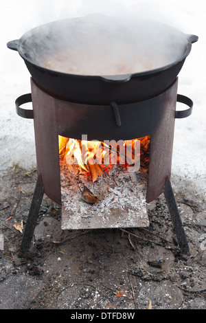 Kochen Eintopf auf Outdoor-mobile Feuerschale im winter Stockfoto