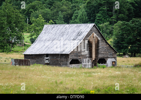 Verwitterte Scheune, Browns Creek Road, Marlinton, West Virginia Stockfoto