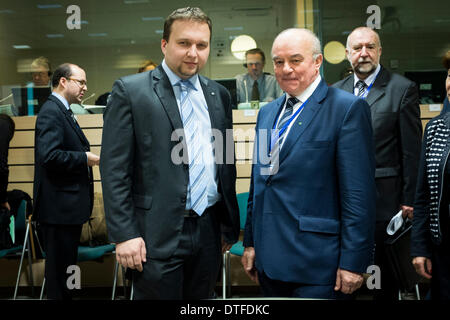 Brüssel, Bxl, Belgien. 17. Februar 2014. Polnische Agricuture Minister Stanislaw Kelemba (R) und tschechischen Landwirtschaft Minsiter Marian Jurecka zu Beginn des Agricuture und Fischereirat am Sitz EU in Brüssel, im Agrarbereich, wird die Kommission den Rat über ihren Vorschlag für eine Verordnung im Hinblick auf die Beihilferegelung für die Versorgung mit Obst und Gemüse und Milch in Schulen unterrichten. Minister werden auch auf die Situation des Milchsektors EU diskutieren, wie ein Follow-up der Diskussion im Rat im Dezember auf der Konferenz über die EU-Molkerei-Sektor die Stockfoto