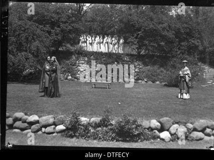 Ein Foto aus dem Jahr 1934, das die Feierlichkeiten zum Tree Day des Western College zeigt und die Studenten in Kostümen für eine Open-Air-Theaterproduktion zeigt. Diese Veranstaltung unterstreicht die Bedeutung der Frauenbildung im frühen 20. Jahrhundert in den Vereinigten Staaten. Stockfoto