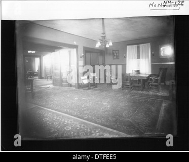 Ein Innenblick auf das Phi Delta Theta Haus mit Blick auf das Wohnzimmer der Studentenorganisation. Das Foto zeigt die historische Bedeutung des Zusammenbruderlebens an der Miami University, einschließlich Möbel und Dekor aus der Zeit. Stockfoto