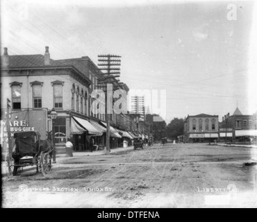 Diese Postkarte zeigt einen Blick auf die Union Street in einer Stadt und zeigt das Leben einer früheren Ära. Es bietet einen Einblick in die Straßenlandschaft mit Gebäuden und Straßenaktivitäten, die die urbane Atmosphäre der damaligen Zeit hervorheben. Stockfoto