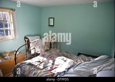 Viktorianische Arbeiterklasse Schlafzimmer Innenraum im Weald & Downland Open Air Museum bei Singleton, in der Nähe von Chichester, West Sussex, UK Stockfoto