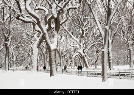 Menschen zu Fuß entlang der Mall im Central Park, New York nach einem Schneesturm Stockfoto