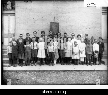 Dieses historische Gruppenporträt aus dem Jahr 1917 zeigt Schüler der Sandrum-Schule. Das Foto zeigt die Kinder in Uniform und bietet einen Einblick in das Bildungssystem der damaligen Zeit und die Kleidung, die die Schulkinder im Amerika des frühen 20. Jahrhunderts trugen. Stockfoto