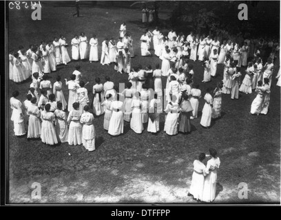 Dieses Foto aus dem Jahr 1915 zeigt eine Veranstaltung am Western College, bei der die Ausbildung von Frauen im frühen 20. Jahrhundert gezeigt wird. Es bietet einen historischen Einblick in das Leben auf dem Campus zu einer Zeit, als Frauen in der Hochschulbildung immer mehr Rollen. Stockfoto