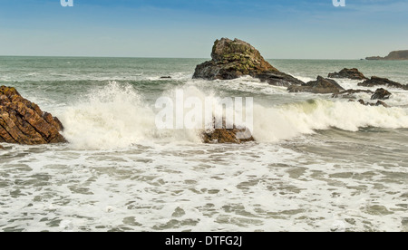 WELLEN BRECHEN UND AUF FELSEN MORAY FIRTH-KÜSTE SCHOTTLAND Stockfoto