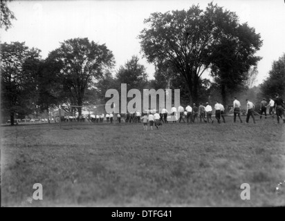 Miami University Freshman-Sophomore Wettbewerbsteilnehmer mit Seil 1921 Stockfoto