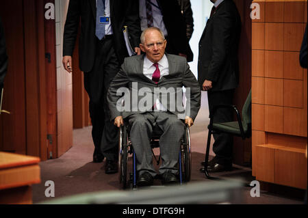 Brüssel, Bxl, Belgien. 17. Februar 2014. Bundesfinanzminister Wolfgang Schaeuble kommt zu Beginn der Finanzminister der Eurogruppe treffen im Hauptquartier der EU-Rat in Brüssel am 17.02.2014 von Wiktor Dabkowski Credit: Wiktor Dabkowski/ZUMAPRESS.com/Alamy Live News Stockfoto