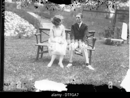 Dieses Foto aus dem Jahr 1923 vom Western College in Oxford, Ohio, zeigt eine Open-Air-Theaterproduktion am Tree Day, einer jährlichen Veranstaltung zur Feier außerschulischer Aktivitäten. Das Bild zeigt die Bildung von Frauen und die kulturelle Bedeutung solcher Veranstaltungen an der Miami University. Stockfoto