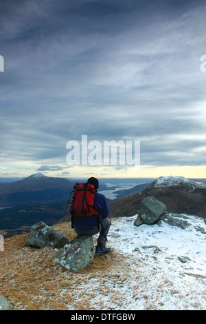 Ein Wanderer vom Gipfel des Ben Vane, Loch Lomond & The Trossachs National Park mit Blick auf Ben Lomond und Loch Lomond Stockfoto