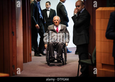 Brüssel, Bxl, Belgien. 17. Februar 2014. Bundesfinanzminister Wolfgang Schaeuble kommt zu Beginn der Finanzminister der Eurogruppe treffen im Hauptquartier der EU-Rat in Brüssel am 17.02.2014 von Wiktor Dabkowski Credit: Wiktor Dabkowski/ZUMAPRESS.com/Alamy Live News Stockfoto