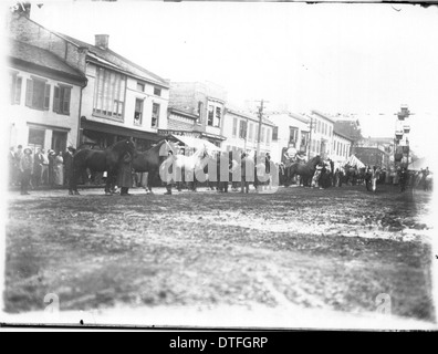 Ein Foto von der Oxford Street Fair im Jahr 1913, das Pferde in einer Reihe zeigt, die die sozialen und landwirtschaftlichen Traditionen der damaligen Zeit in Oxford, Ohio, widerspiegeln. Stockfoto