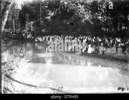 Miami University Freshman-Sophomore Wettbewerb Zuschauer am Bachufer 1913 Stockfoto