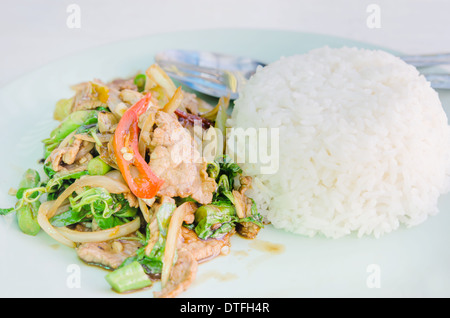 Rühren Sie gebratenes Rindfleisch, curry-Soße und Gemüse serviert mit Reis Stockfoto