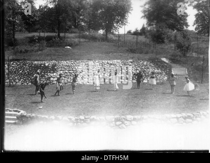 Ein historisches Bild aus dem Jahr 1922 zeigt, wie das Western College den Tree Day mit einem Treffen im Freien feiert. Diese Veranstaltung war Teil der Traditionen der Hochschule und förderte das Umweltbewusstsein und das Engagement der Gemeinschaft. Stockfoto