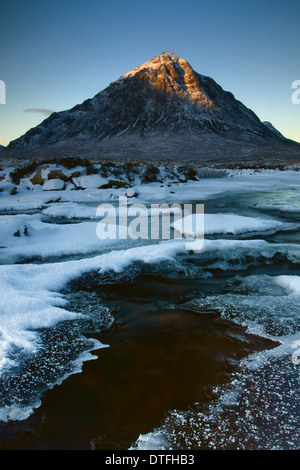 Buachaille Etive Mor und der Fluß Etive bei Sonnenaufgang im Winter, Highlands Stockfoto