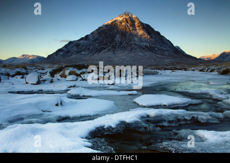 Buachaille Etive Mor und der Fluß Etive bei Sonnenaufgang im Winter, Highlands Stockfoto