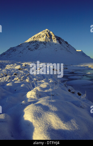 Buachaille Etive Mor und der Fluß Etive bei Sonnenaufgang im Winter, Highlands Stockfoto