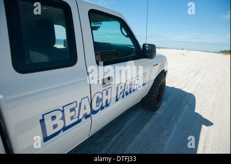 USA Florida Sarasota FL Lido Key Beach Strand Patrouille LKW und Rettungsschwimmer stehen Stockfoto