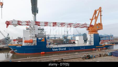 Hamburg, Deutschland. 17. Februar 2014. Wind Turbine Installation Schiff Aeolus ist auf der Sietas-Werft in Hamburg, Deutschland, 17. Februar 2014 festgemacht. Aeolus ist das erste Wind Turbine Installation Schiff entworfen und gebaut in Deutschland und wird für den Bau von Windkraftanlagen an der Eneco Luchterduinen Windpark ab Juli 2014 von Van Oord verwendet werden. Foto: MARKUS SCHOLZ/DPA/Alamy Live-Nachrichten Stockfoto