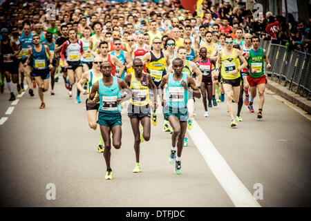 Barcelona, Spanien. 16. Februar 2014.  : Drei Langstrecken Läufer aus Kenia - Leban Mutai, Peter Emase und Eliud Kipchoge - führen das Feld der ungefähr 14,000 Läufer beim Halbmarathon Barcelonas von Anfang bis Ende © Matthi/Alamy Live News Bildnachweis: Matthi/Alamy Live-Nachrichten Stockfoto