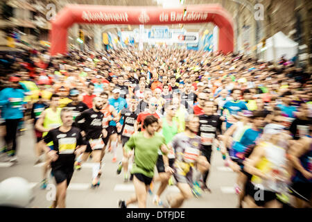 Barcelona, Spanien. 16. Februar 2014.  : Rund 14,000 Läufer starten in die 24. Ausgabe der Halbmarathon Barcelona © Matthi/Alamy Live News Bildnachweis: Matthi/Alamy Live-Nachrichten Stockfoto