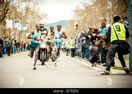 Barcelona, Spanien. 16. Februar 2014.  : Drei Langstrecken Läufer aus Kenia - Leban Mutai, Peter Emase und Eliud Kipchoge - führen den Halbmarathon von Anfang bis Ende © Matthi/Alamy Live News Bildnachweis: Matthi/Alamy Live-Nachrichten Stockfoto