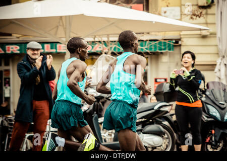 Barcelona, Spanien. 16. Februar 2014.  : Zuschauer applaudieren und Fotos von Kenias Eliud Kipchoge und Leban Muta während der 24. Auflage des Halbmarathons Barcelonas © Matthi/Alamy Live News Bildnachweis: Matthi/Alamy Live-Nachrichten Stockfoto