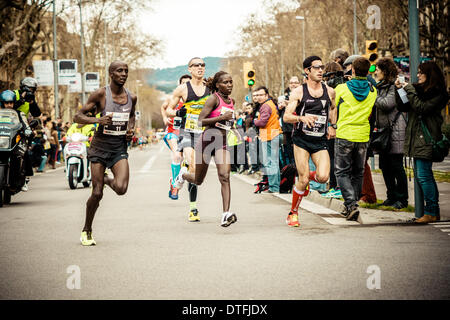Barcelona, Spanien. 16. Februar 2014.  : Kenias Langstreckenläufer Florence Jebet Kiplagat auf ihrem Weg zum neuen Weltrekord während der 24. Auflage des Halbmarathons Barcelonas © Matthi/Alamy Live News Bildnachweis: Matthi/Alamy Live-Nachrichten Stockfoto