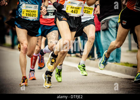 Barcelona, Spanien. 16. Februar 2014.  : Rund 14,000 Läufer konkurrieren bei der 24. Auflage des Halbmarathons Barcelonas © Matthi/Alamy Live News Bildnachweis: Matthi/Alamy Live-Nachrichten Stockfoto