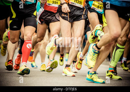Barcelona, Spanien. 16. Februar 2014.  : Rund 14,000 Läufer konkurrieren bei der 24. Auflage des Halbmarathons Barcelonas © Matthi/Alamy Live News Bildnachweis: Matthi/Alamy Live-Nachrichten Stockfoto