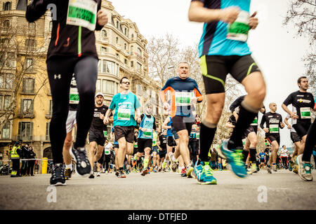 Barcelona, Spanien. 16. Februar 2014.  : Rund 14,000 Läufer konkurrieren bei der 24. Auflage des Halbmarathons Barcelonas © Matthi/Alamy Live News Bildnachweis: Matthi/Alamy Live-Nachrichten Stockfoto