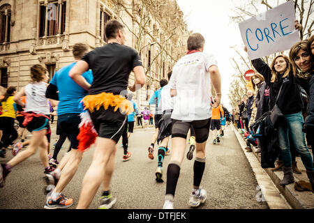 Barcelona, Spanien. 16. Februar 2014.  : Rund 14,000 Läufer konkurrieren bei der 24. Auflage des Halbmarathons Barcelonas © Matthi/Alamy Live News Bildnachweis: Matthi/Alamy Live-Nachrichten Stockfoto