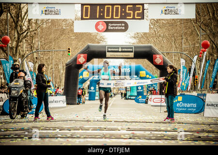 Barcelona, Spanien. 16. Februar 2014.  : Kenias Eliud Kipchoge gewinnt die 24. Ausgabe der Barcelonas Halbmarathon in einer Zeit von 01:00:52 © Matthi/Alamy Live News Bildnachweis: Matthi/Alamy Live-Nachrichten Stockfoto