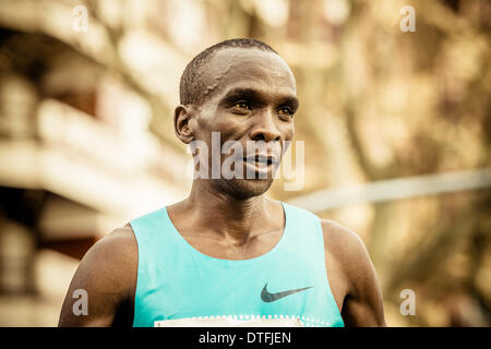 Barcelona, Spanien. 16. Februar 2014.  : Kenias Eliud Kipchoge gewinnt die 24. Ausgabe der Barcelonas Halbmarathon in einer Zeit von 01:00:52 © Matthi/Alamy Live News Bildnachweis: Matthi/Alamy Live-Nachrichten Stockfoto