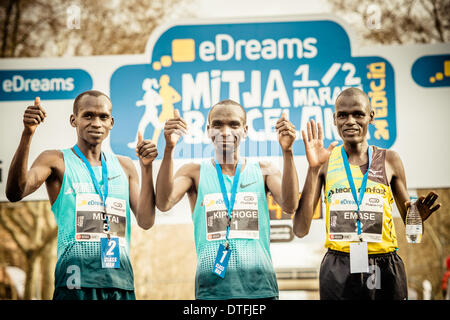 Barcelona, Spanien. 16. Februar 2014.  : Drei Langstrecken Läufer aus Kenia - Leban Mutai, Eliud Kipchoge und Peter Emase - gewinnen die 24. Ausgabe der Barcelonas Halbmarathon © Matthi/Alamy Live News Bildnachweis: Matthi/Alamy Live-Nachrichten Stockfoto