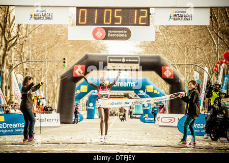Barcelona, Spanien. 16. Februar 2014.  : Kenias Florence Jebet Kiplagat gewinnt die 24. Ausgabe des Barcelonas half Marathon einen neuen Weltrekord in einer Zeit von 01:05:12 © Matthi/Alamy Live News Bildnachweis: Matthi/Alamy Live-Nachrichten Stockfoto
