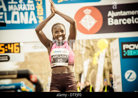 Barcelona, Spanien. 16. Februar 2014.  : Kenias Florence Jebet Kiplagat gewinnt die 24. Ausgabe des Barcelonas half Marathon einen neuen Weltrekord in einer Zeit von 01:05:12 © Matthi/Alamy Live News Bildnachweis: Matthi/Alamy Live-Nachrichten Stockfoto