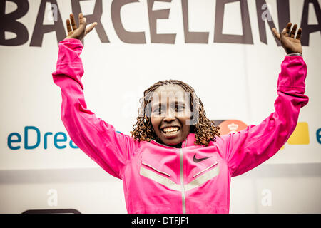 Barcelona, Spanien. 16. Februar 2014.  : Kenias Florence Jebet Kiplagat gewinnt die 24. Ausgabe des Barcelonas half Marathon einen neuen Weltrekord in einer Zeit von 01:05:12 © Matthi/Alamy Live News Bildnachweis: Matthi/Alamy Live-Nachrichten Stockfoto