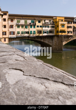 ein Blick auf Ponte Vecchio von Damm, Florenz, Italien Stockfoto