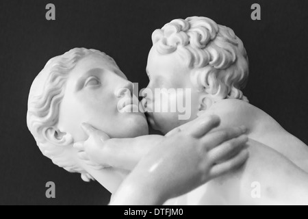 Edward Hodges Baily Marmorstatue von Mutter und Kind. In der Victoria & Albert Museum, London. Stockfoto