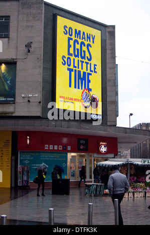 Ein Ozean beleuchtete Werbetafel, Stadtzentrum von Birmingham, UK Stockfoto