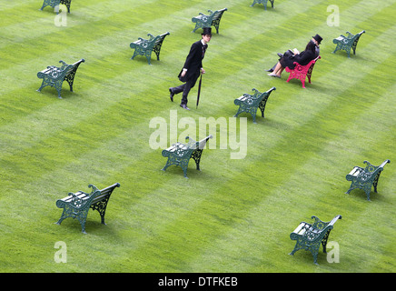 Ascot, Vereinigtes Königreich, elegant gekleidete Menschen und Sitzbaenke Stockfoto