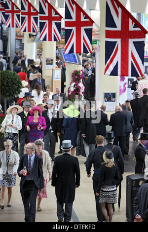 Ascot, Großbritannien, Rennbahn-Besucher im Inneren der Hauptbühne der Rennbahn Stockfoto