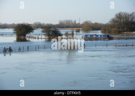 OXFORDSHIRE, VEREINIGTES KÖNIGREICH. Überschwemmte Felder beiderseits der Themse bei Swinford in der Nähe von Eynsham. Februar 2014. Stockfoto