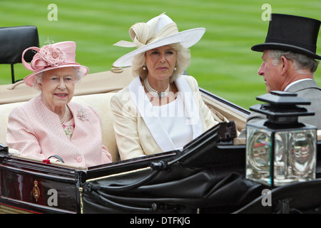 Ascot, Großbritannien, Königin Elizabeth II, Camilla und Prinz Charles in der Kutsche sitzen Stockfoto