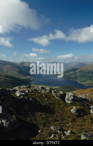 Aufsteigender Sgorr Na Ciche (Pap von Glencoe) über Glencoe. Loch Linnhe und Halbinsel Ardgour liegen zugrunde. Stockfoto